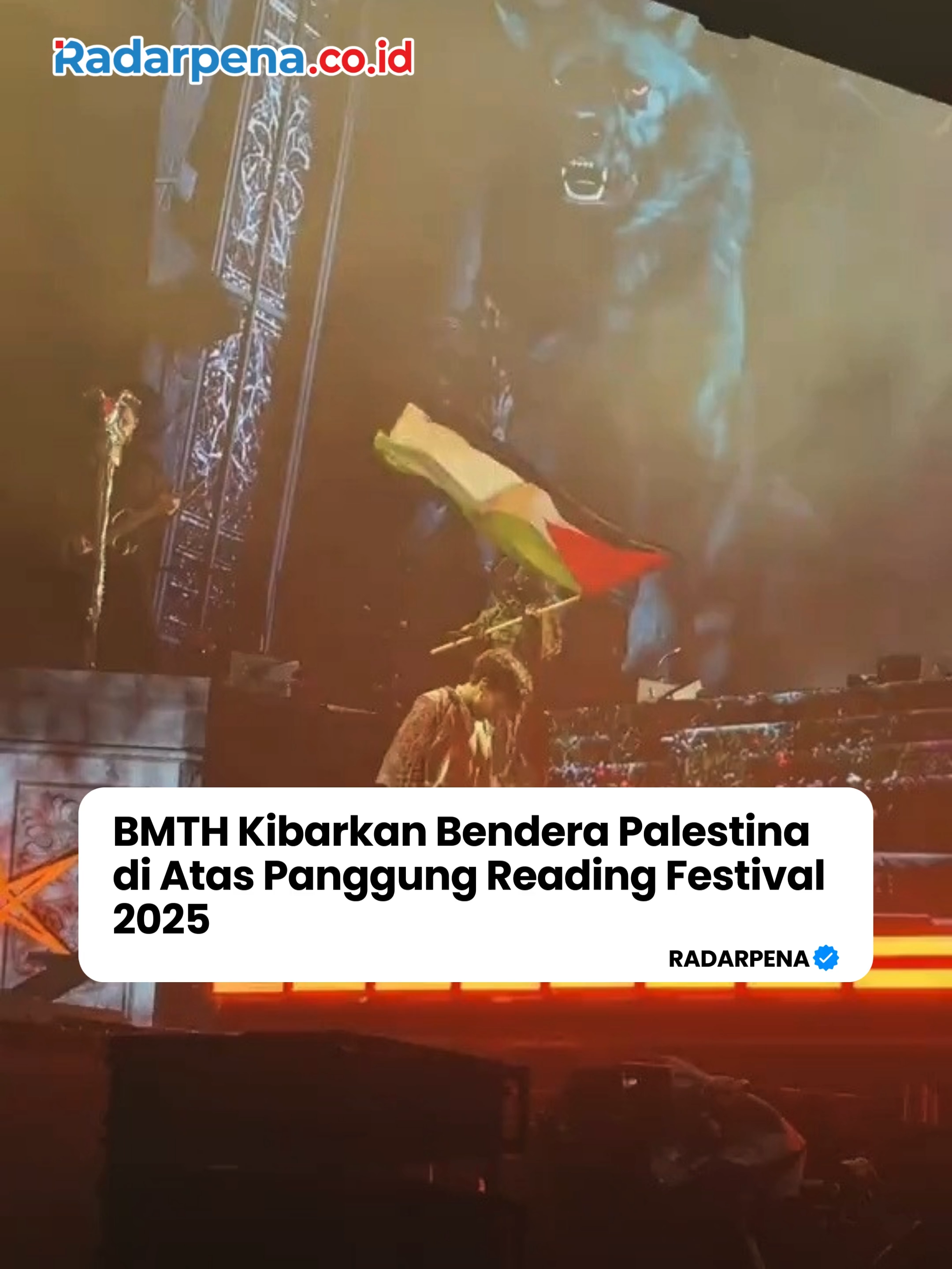 Band Bring Me The Horizon (BMTH) memberikan kejutan dalam penampilannya di Reading Festival 2025, Inggris, akhir pekan lalu. Di akhir setlist, saat membawakan lagu “Throne”, Oliver Sykes dan kawan-kawan mengibarkan dua bendera Palestina di atas panggung. Meski tanpa menyampaikan pernyataan verbal, aksi simbolis tersebut menuai banyak reaksi positif dari penggemar. BMTH dianggap menunjukkan keberpihakannya terhadap Palestina di tengah konflik yang masih berlangsung. --- #Radarpena #Radarpenanews #BMTH #BringMeTheHorizon #ReadingFestival2025 #Palestine #MusicNews #OliSykes #FestivalMusic