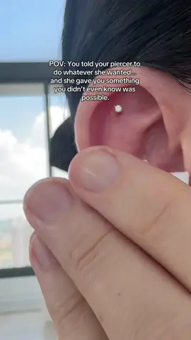 I’m sorry but why is NO ONE talking about this piercing????? 💁 #earrings #piercing #piercingtok #earringlovers #jewelrytiktok 