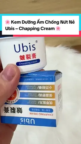 🌸 Kem Dưỡng Ẩm Chống Nứt Nẻ Ubis – Chapping Cream 🌸 👉 Giải pháp tuyệt vời cho da khô, nứt nẻ, bong tróc do thời tiết lạnh hoặc tiếp xúc nhiều với nước. ✨ Công dụng nổi bật: 	•	Dưỡng ẩm sâu, làm mềm da khô ráp. 	•	Giúp phục hồi vùng da nứt nẻ ở tay, chân, đầu gối, gót chân. 	•	Thành phần an toàn, dịu nhẹ, phù hợp cho cả trẻ em và người lớn. 	•	Hương thơm dễ chịu, chất kem mịn, thấm nhanh không nhờn rít. 💙 Hũ nhỏ gọn, tiện mang theo khi đi học, đi làm hay du lịch. 💙 Sản phẩm được tin dùng trong việc chăm sóc da mùa hanh khô. 💰 Giá yêu thương – nên có sẵn 1 hũ trong nhà để bảo vệ làn da cả gia đình. #kemboiasung  #hoamypham  #kiemtientiktok  #tiepthilienket  #vairal 