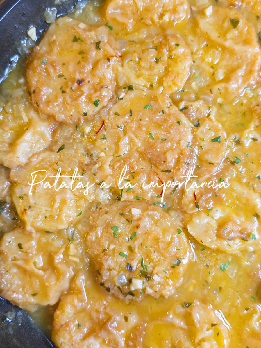 Patatas a la Importancia 🥔🧅 Ingredientes; 4 raciones - 4 patatas pequeñas - Harina - Huevo batido - Aceite para freir - Sal - Pimienta  - AOVE - 2 dientes de ajo grandes - 2 cebollas pequeñas - Unas hebras de azafrán  - Perejil fresco picado - Caldo o agua  - ½ cda de harina - ½ vaso de vino blanco #parati #Receta #Viral #patatasalaimportancia #patatas 