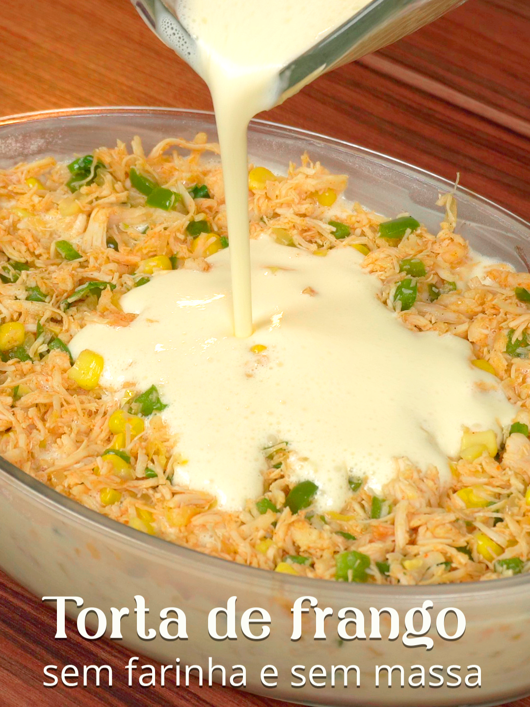 TORTA DE FRANGO Você vai se surpreender com essa torta de frango sem farinha e sem massa: leve e deliciosa! Ingredientes · Azeite a gosto · 1 cebola · 3 dentes de alho · ½ pimentão verde · 500 g de peito de frango cozido e desfiado Seara  · Páprica picante a gosto · Sal a gosto · Pimenta-do-reino a gosto · 170 g de milho · Salsinha e cebolinha a gosto · 6 ovos · 400 g de creme de leite · 1 colher de sopa de fermento em pó · 1 colher de chá de sal · Muçarela ralada a gosto Receita boa tem que ter Seara! Já marca quem vai testar essa receita com você! 😋😜 #receita#receitafacil#tortadefrango#publi