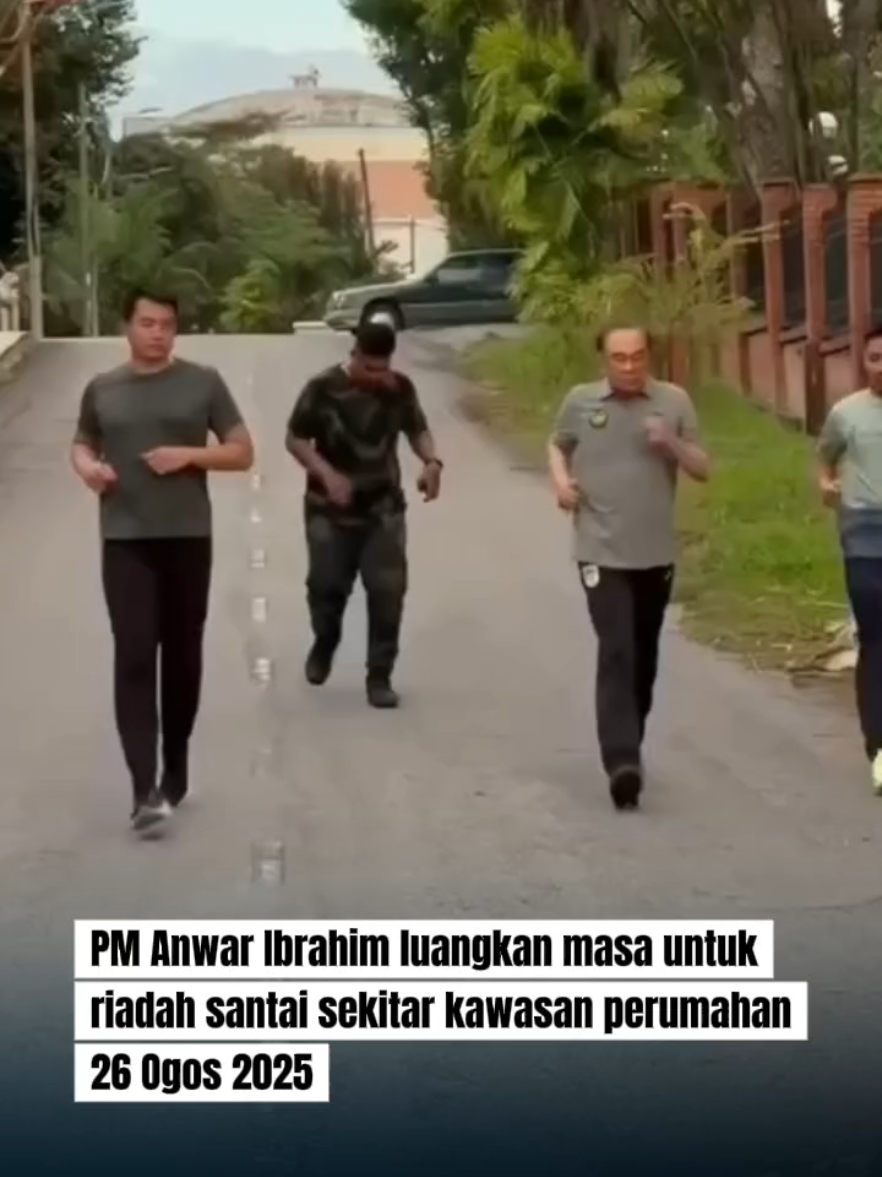 PM @Anwar Ibrahim luangkan masa untuk riadah santai sekitar kawasan perumahan. #MalaysiaMADANI #anwaribrahim #riadah #keadilanuntuksemua 