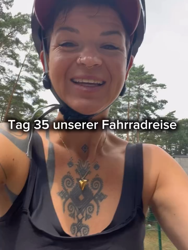 Tag 35 – und endlich kann ich wieder Fahrradreise schreiben Wir haben die Stelle bei „Urlaub gegen Hand“ verlassen und ich war so glücklich 😃 Ich glaube, man sieht’s mir auch an. Es hat sich sofort wieder richtig angefühlt. Nach all dem Hin und Her war klar: Manchmal muss man einfach weiterfahren. Stillstand fühlt sich einfach nicht gut an. Gestern wusste ich noch gar nicht, wohin es geht und am Vormittag kam dann plötzlich die Nachricht von der Partnerwerkstatt: „Ihr könnt kommen.“ Und zack – auf nach Goslar, 215 Kilometer Richtung Harz und das mit kaputtem E-Bike. Endlich wieder ein Ziel. Endlich wieder unterwegs. Abends hatten wir Glück und durften unser Zelt spontan über One-Night-Tent in einem Garten aufstellen. Es war richtig schön: ruhiger Garten, Mais gegessen, gespielt, ins Zeltbett gefallen. Kennst du das Gefühl, wenn sich plötzlich alles wieder leichter anfühlt, nur weil du wieder in Bewegung bist? #fahrradreise #pedalsandpurpose #alleinerziehendreisen #neuanfang #urlaubgegenhand #mitkindundhund #keinstillstand
