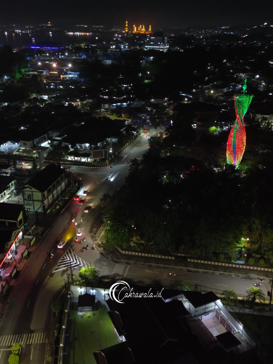 Keindahan malam Kota Samarinda di padu dengan gemerlap lampu Tower Taman Samarendah.... #samarindatiktok  #samaarindakaltim  #kaltim_tiktok  #kaltim24jam  #kaltimfypp 