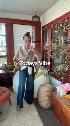 Today’s look with a jammed packed day with clients  White shirt from @H&M  Stack rings @Colleen Mauer Designs use code Lee20  #OOTD #denim #baggyjeans #over50women #fitcheck 