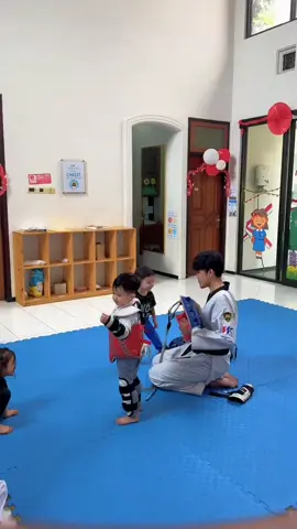 wihh keren bgt ponakanku 👏🏼👏🏼🔥🔥💪🏼💪🏼😘😘Onty bangga sama abe❤️❤️👏🏼👏🏼 😭😭jangan diTAKE DOWN ya tiktok ini bayi² lagi belajar main taekwondo,jangan aneh²🫵🏼 #abeabeabe #abecekut #abe #abedaily #kaira141 