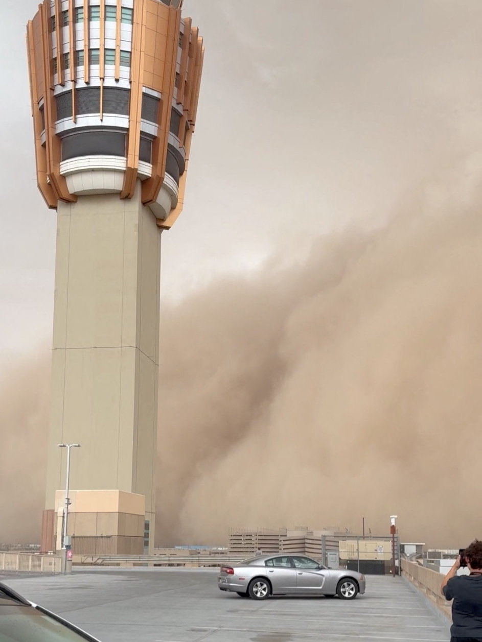 💨 Una imponente tormenta de arena recorrió el área metropolitana de #Phoenix durante la tarde de este lunes, provocando cortes de energía que afectaron a miles de residentes, la suspensión temporal de vuelos y riesgos graves en las principales autopistas de la ciudad.  El evento, habitual en la temporada de monzones del estado de #Arizona, se desplegó con fuertes ráfagas de viento y nubes densas de polvo que pusieron en alerta a autoridades y habitantes.