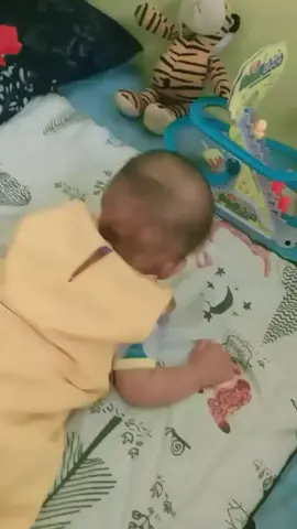 MasyaAllah TabarakaAllah 🥰,Tummy Time ditemenin bebek😂 #mainanbebeknaiktangga 