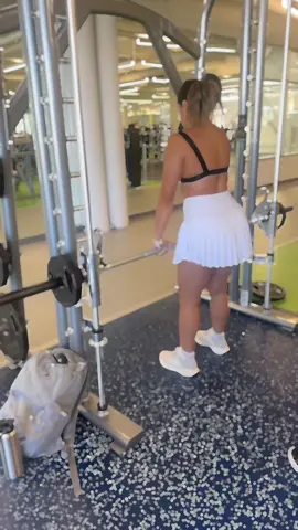 Ya entrenaron o no???💪@CAROLINA EN USA 🇺🇸🇨🇴 #carolina #gym #brazos 