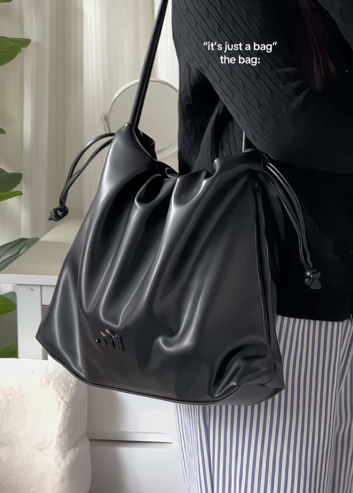Replying to @Mrs.Mirabuna Super elegant – this Danica Mossdoom bag in black! 🖤✨ #mossdoombag #danicamossdombag #bag #bagforwomen #officebag #bagforstudent #unboxingmossdomslingbag #whatsinmybag #fyp #trending #viralvideo 