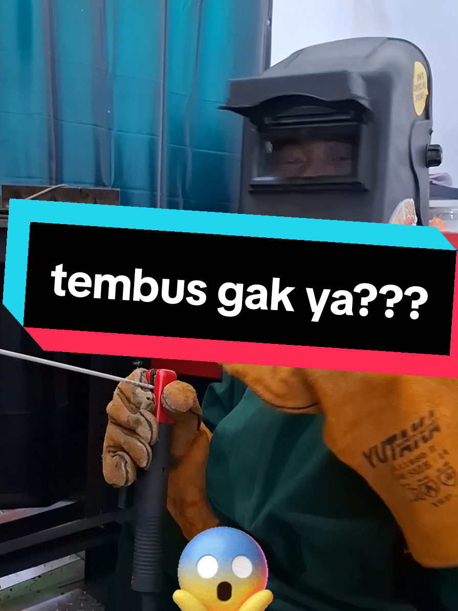 melakukan proses penembusan untuk proses pengelasan smaw posisi vertikal dengan ketebalan plat 10 mm Bagaimana endingnya Apakah bisa tembus pada root-nya atau tidak dengan penuh penasaran tonton sampai habis dan jangan lupa like comment dan share ke teman-teman kalian Bagaimana gerakan tangan yang dilakukan apakah berhasil atau tidak??? #duniavokasi #pelatihangratis #pelatihanvokasi 