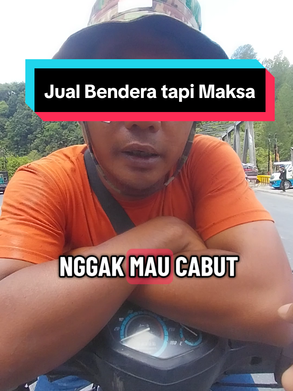 Terpaksa ngerem mendadak karena di hadang di tengah jalan dan lengan di pegang agar aku tak bisa lari. aksi ini sangat berbahaya demi jualan bendera. #17agustus #benderamerahputih #sumbul #sidikalang 