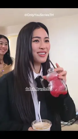 mê cái cách chỉ đứng ngoài nhìn em làm việc và cười ☺️💜 #linglingkwong #ormkornnaphat #lingorm #dalah00k #ออมกรณ์นภัส 