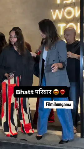 #AliaBhatt along with her family #ShaheenBhatt #MaheshBhatt and #SoniRazdan#filmihungama 