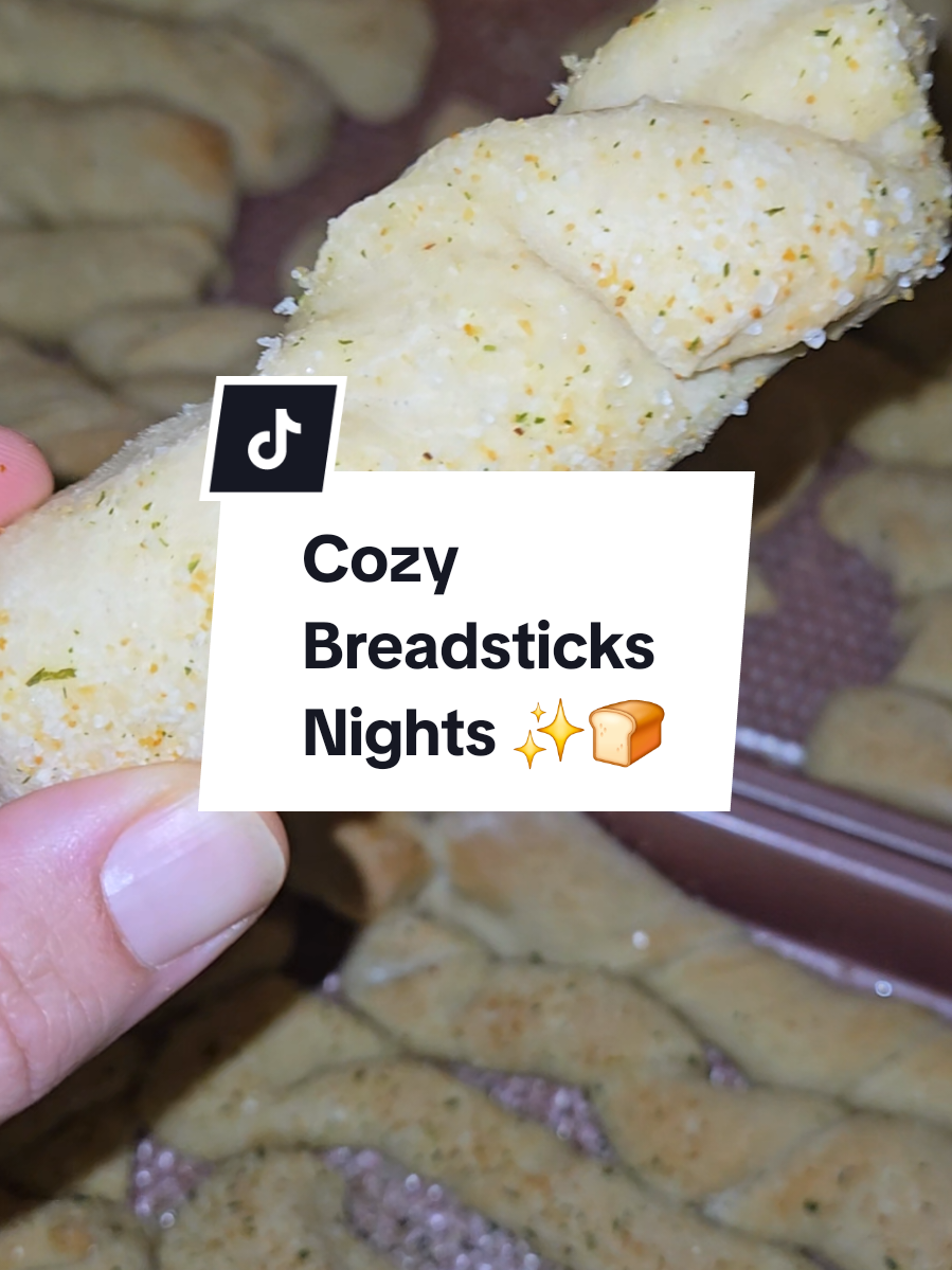 soft buttery breadsticks straight from my mixer to the table🍞✨️ #homemadebread #breadsticks #standmixer #homemadehitsdifferent #bakingathome 