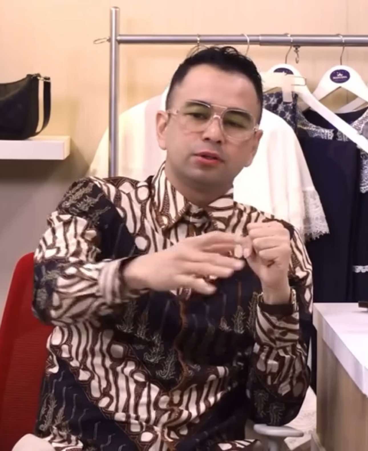 Asal-usul Lily diceritain langsung sama papa raffi, sedih banget dengernya.  Alhamdulillah Lily sekarang sudah bahagia. Allah selalu bersama Lily❤️🤲🏻 . Semoga dengan penjelasan papa raffi ini gk ada lagi haters yg nyebar berita hoax tentang asal usul Lily. #lily #princesslily #ranaimamalikaraudiaandara #raffinagita1717 #allahummabarik 