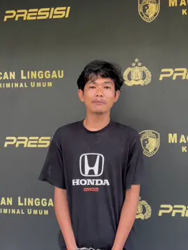 Gara-gara tak diberi uang oleh ibunya seorang pemuda alias' anak durhaka' di Kota Lubuklinggau Sumsel nekat memb4kar perabotan rumah orang tuanya hingga membuat nyaris keb4karan. Akibat ulahnya pria berinisial DU (28 tahun) warga Kelurahan Batu Urip Kecamatan Lubuklinggau Utara II ini sudah dijebloskan ke penjara Polres Lubuklinggau, Senin (25/8/2025) kemarin. Peristiwa pembakaran itu terjadi di rumah orang tuanya Jl. Flamboyan I Rt. 06 Kel. Air Kuti Kecamatan Lubuklinggau Timur I. Tersangka memb4kar perabotan rumah orang tuanya itu sebanyak dua kali pada hari Sabtu tanggal 09 Agustus 2025 di waktu pukul 03.00 Wib dan pukul 07.00 Wib. Beruntung, aksi tersangka cepat diketahui warga dengan cepat memadamkan api. Mirisnya, diduga tersangka sampai nekat melakukan aksi bakar perabotan rumah ini karena kecanduan jud0l. #linggauterkini #fypp Video : Team Macan Linggau Selengkapnya : https://sumsel.tribunnews.com/2025/08/26/anak-bakar-rumah-orangtua-di-lubuklinggau-ngaku-sakit-hati-tak-diberi-uang-diduga-untuk-judol