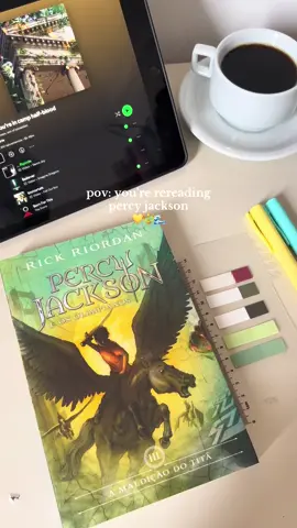 amando muito reler minha saga favorita! 💌 | ig:@anylendoo  #bookstan #percyjacksonandtheolympia #releitura #booktokbrasil #recomendacaodelivros 