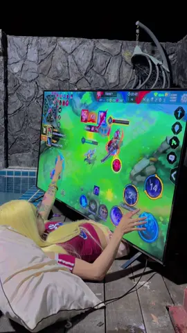 เหงาจังเล่นเกมส์คนเดียว วันนี้มาเล่นข้างสระว่ายน้ำค่ะ หน้าจอคือใหญ่แบบโลกต้องอึ้ง!⁉️👾📱🎮🤣😂 #อะต๋อม #foryou 