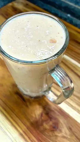 Vitamina de Maçã com Mamão Ótima para o lanche da tarde, garante saciedade e ainda contribui para o processo de emagrecimento. Ingredientes: 	•	250 ml de leite integral 	•	178 g de mamão papaia 	•	1 colher de sopa de mel 	•	1 colher de sopa de whey protein 	•	1 maçã (com casca) Modo de preparo: Assista o vídeo e veja todo o passo a passo. #vitamina #emagrecimento #receitas#nutricao 