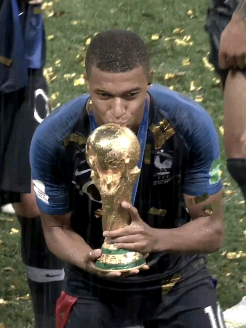 كلهم بنفس العمر بس فرق عقليات 🤷🏻‍♂️.                       {#تيم_ملوك_العالم #fyp #foryou #مبابي #mbappe} 
