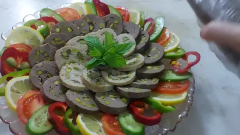 🥩🥚 مرتديلا حلبية أصلية… بنوعين لحم عجل ودجاج! 😋👌 من قلب المطبخ الحلبي جبتلكم وصفة المرتديلا الأصلية، نفس الطعم اللي بنعرفه زمان. جربوها بطريقتين: بلحم العجل ولحم الدجاج، وكل وحدة إلها نكهة خاصة. وصفة سهلة التحضير بالبيت ومضمونة النتيجة، بدون مواد حافظة وبتطلع أطيب من الجاهزة. حضريها لعيلتك وعيشي الطعم الحلبي الأصيل بكل لقمة. #مرتديلا #وصفات_شامية #اكلات_سورية #طبخ_حلبي #homemade_mortadella #سندويشات #اكلات_سهلة #mortadella_recipe #حلويات_شامية #وصفات_بيتي #اكلات_عربية #syrian_food