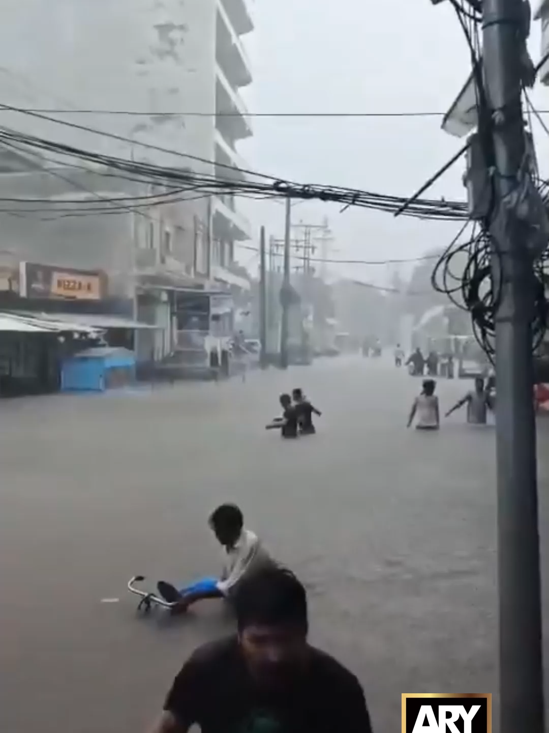 سیالکوٹ میں بارش کے باعث اربن فلڈنگ کے مناظر #Sialkot #Flood #ARYNews