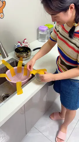 Giỏ treo thoát nước bồn rửa này rất tiện lợi để đổ thức ăn thừa và cũng có thể đựng dụng cụ vệ sinh #kitchengood #kitchen 