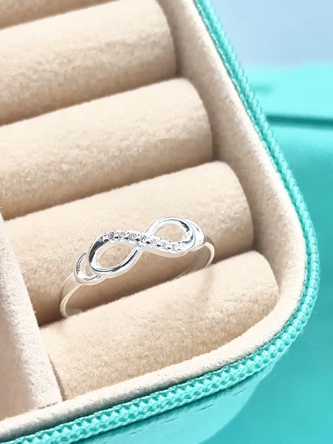 O Anel Infinito Cravejado com Zircônia em Prata 925 é a joia perfeita para quem ama delicadeza e sofisticação. Um anel versátil e moderno, ideal para transformar suas composições e adicionar charme em cada detalhe. Feito em prata legítima e com acabamento impecável, garante resistência e durabilidade, sendo uma peça que você vai querer usar todos os dias. Aproveita e já corre pro site garantir o seu!  #anelinfinito #zirconia #prata925 #anel #anelprata925 #cravejada #aneldeprata |#anelfeminino #pratasfemininas #acessoriosfemininos #anelcravejadozirconia