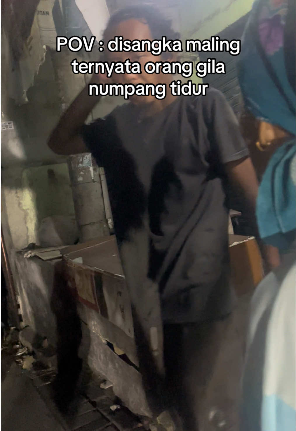 sampe skrg masih bingung ini beneran orang gil4 atau maling soalnya tbtb ada gas depan pintu tapi penampilannya kek orgil, dan pas bapak2 ngusir dia, dia lagi ngumpet di dalem sambil rebahan, mau digeb*kin takut salah jadi diusir doang🙄 #fyp #maling #malingmasukrumah #odgj 