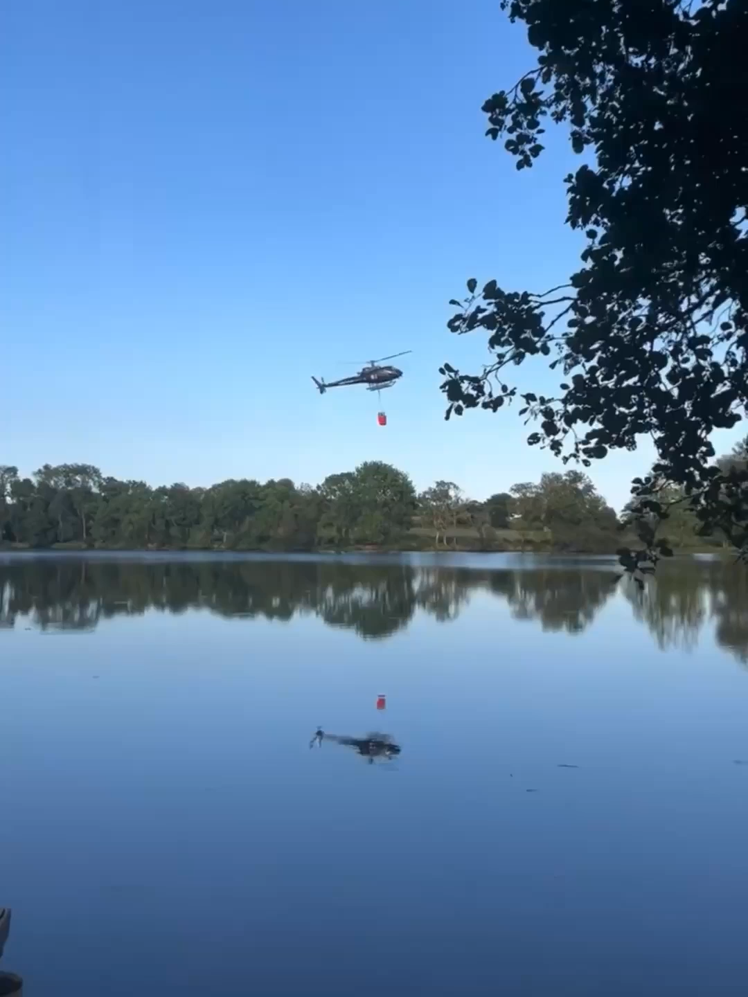 Um helicóptero que participava de operações contra incêndios na França caiu neste domingo, 24, ao tentar se abastecer com água no Lago Rosporden, em Finistère, na região da Bretanha. Os tripulantes - um piloto, um bombeiro e um mecânico da empresa dona do helicóptero - foram resgatados sem ferimentos. A causa do acidente está sendo investigada por especialistas de segurança aérea. Saiba mais em #VEJA. Link na bio. #frança #helicoptero #acidente
