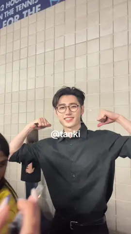 i asked sunghoon if he likes manchester city or united but ig we’ll never know at least we got his flexing 😜 #enhypen #wtllondon #engene #sunghoon #enhypensendoff  creds to @Heeseung Mimi for the first pov of us