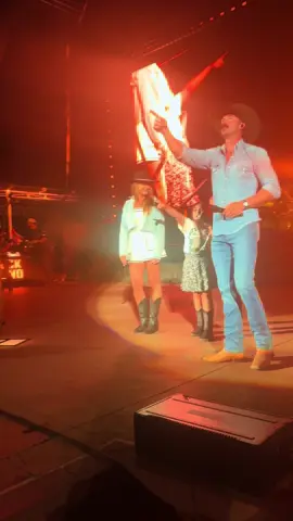 You just never know what's gonna happen #stoletheshow #countrymusic #youlooklikeyouloveme 