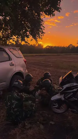 Mau makan dimanapun intinya nikmat dan halal. Dan yang paling penting Sunset Nya Keren Bree. #pk34 #tniindonesia🇮🇩 #tanjungmobongo #sulut_manado #fyppppppppppppppppppppppp 