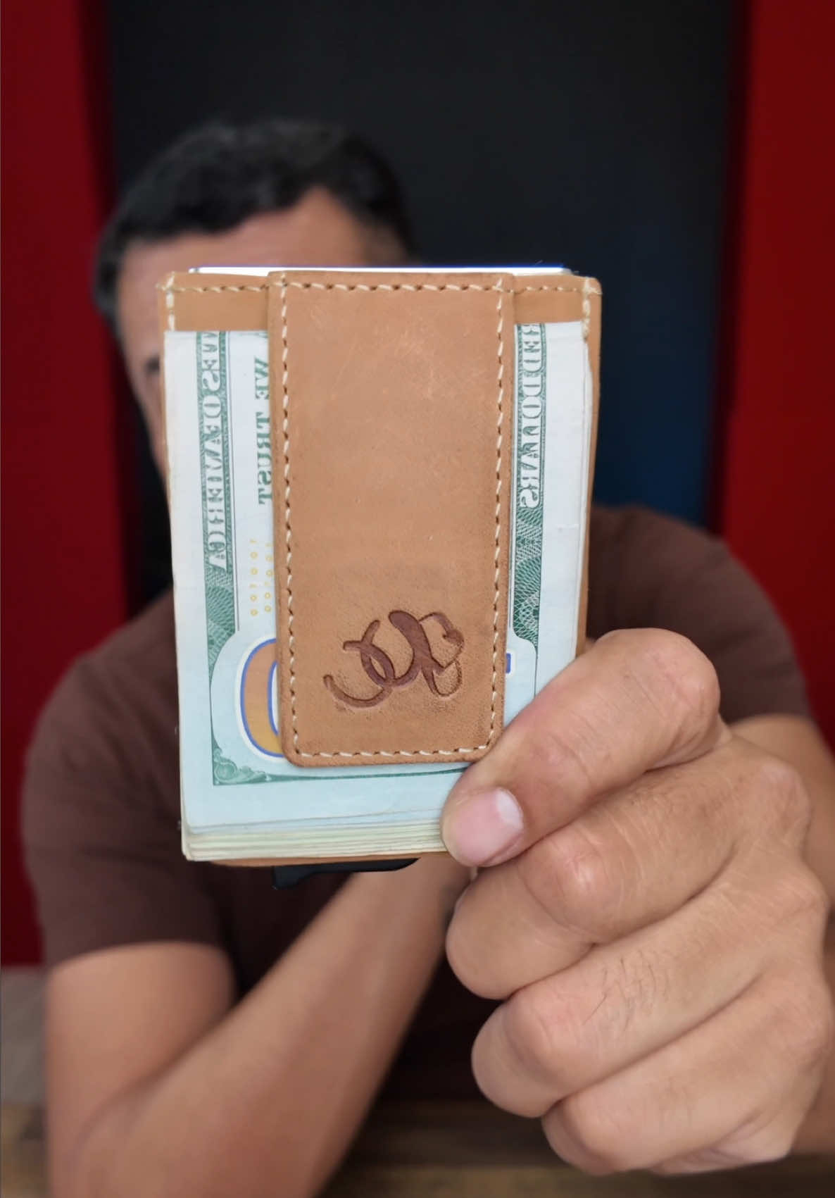 Cartera automática de cuero UC Leather con diseño minimalista y sistema pop-up. Con solo presionar un botón, tus tarjetas se despliegan al instante. Compacta, elegante y resistente, incluye clip para billetes y espacio optimizado para lo esencial. Ideal para hombres que buscan practicidad y estilo en un solo accesorio. #carteraparahombre #minimalistwallet #accesorioshombre #carteradecuero