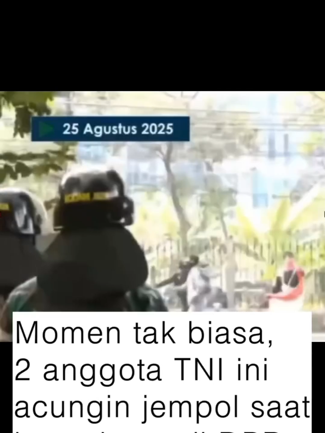 Momen tak biasa terlihat saat aksi demonstrasi di depan gedung DPR RI. ‎ Dua anggota TNI yang bertugas menjaga jalannya aksi tampak mengacungkan jempol ke arah massa. Follow @senusantara.idn untuk informasi seputar Nusantara [📸kompastv] #demo #dpr #sejakarta #jakarta #nusantara #senusantara