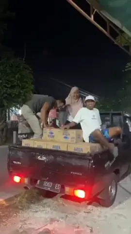 Warga Kayen Dirikan Posko “Pati Cinta Damai”, Tegaskan Dukungan untuk Bupati Sudewo Pati – Warga Kecamatan Kayen mendirikan posko dengan spanduk bertuliskan “Posko Pati Cinta Damai Kecamatan Kayen” sebagai bentuk komitmen menjaga kondusivitas daerah. Dalam video yang beredar, terlihat mobil bak terbuka mengangkut kardus berisi air mineral untuk kebutuhan logistik posko. Kehadiran posko ini menjadi simbol persatuan warga sekaligus dukungan kepada Bupati Sudewo agar tetap memimpin hingga akhir masa jabatannya pada tahun 2030.  Sumber video KAAP 🔁 ig wargapati  #wargapati #patiterkini  #pati #pativiral #beritahariini 