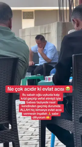 Bu sabah oğlu uykuda kalp krizi geçirip vefat etmişti işte babası taziyede nasil kendinden geçmiş durumda ALLAH hiç kimseye evlat acISI Vermesin inşallah sabır diliyorum #cizre #silopi #şırnak #gaziantep27 #evlat