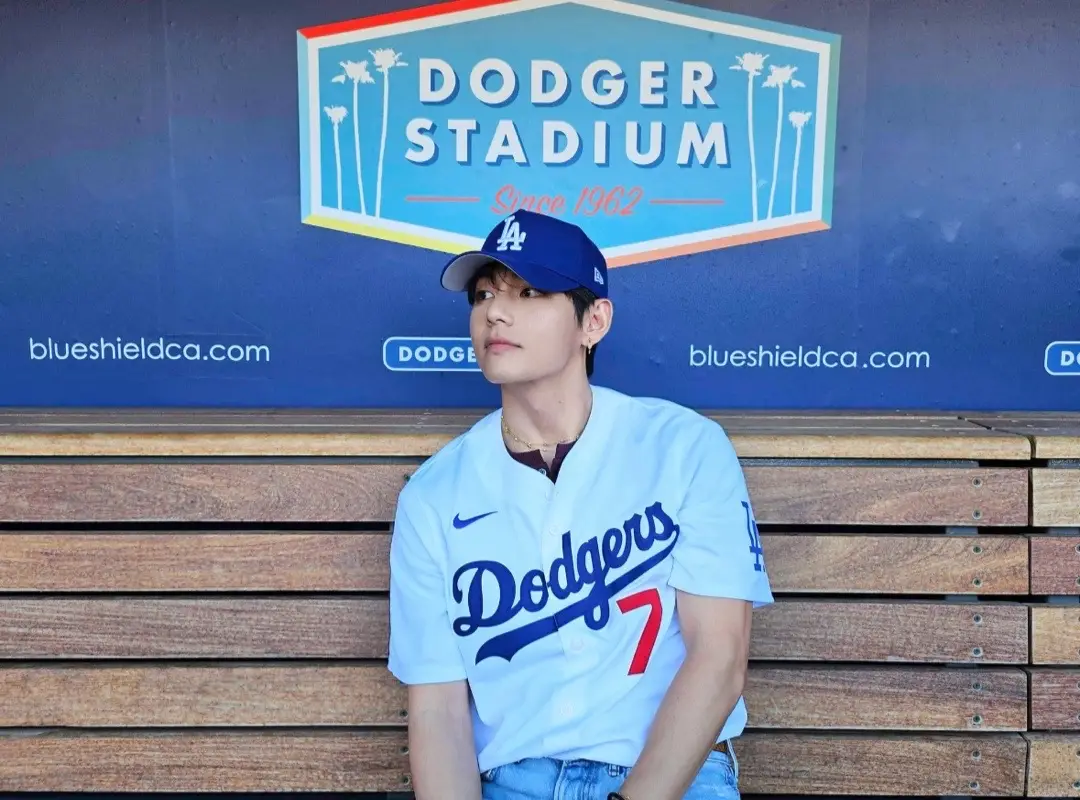 HELP MEEEEE #BTS #V #taehyung #baseball #dodgers 