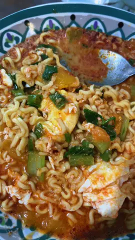 Mie rebus minang.. ditumis dulu cabe giling merah pakai minyak dikit, masukin air secukupnya, trus potongan tomat, lalu masukin telur ( tutup bntr), terus masukin mie, baru kalau udah agak matang, masukkin daun bawang dan sayur sawi hijau. Kalau mau agak pedas pakai irisan cabe rawit. 🤤 sesekali makan mie, sekali makan harus di masak dengan niaat #mierebus #mierebusminang #mierebuspadang 