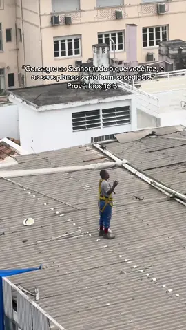 Hoje cheguei para trabalhar e me deparei com essa imagem enquanto organizava a sala para os atendimentos, essa cena me tocou profundamente ao ponto de me emocionar. Tem uma passagem que fala: “Quem é fiel no pouco também é fiel no muito” Ao lado, mostra o prédio abandonado que eu morei (tem vídeo fixado sobre essa história). Sou muito grata a Deus por cada fase e aprendizado, continuarei honrado e testemunhado em seu nome. Que Deus abençoe esse trabalhador e o proteja durante o seu dia. Também me emocionei, pois antes de sair de casa tenho um ritual, eu faço minha oração e peço a Deus que minhas mãos sejam instrumentos de cura, peço que eu tenha sabedoria para lidar com cada cliente e situações, que eu transmita paz e não o caos, mesmo que aqui dentro esteja tudo bagunçado.  Quando me adentro ao espaço de trabalho, agradeço a Deus por mais um dia e pela oportunidade em conseguir trabalhar, por ter um teto para atender, por ter ideias para criar conteúdo que possam ajudar as pessoas e acolher quem esteja precisando de um momento só seu. Esse não era o vídeo de havia planejado para hoje, mas senti que eu precisava transmitir essa mensagem e me lembrar que Deus faz maravilhas em nossas vidas.  Amém? #trabalho #honesto #benção #catolicos #quaresmadesãomiguel 