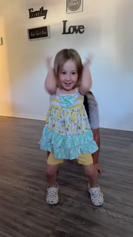 Idk why she is tapping her head like that LMFAO #dancing #kidsoftiktok 