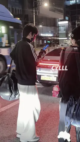 08.26 SMTR25 Hamin Kassho Haruta Is Hamin the one who responsible to handle the taxi reservations? It seems that Hamin is always the one making taxi reservations. #hamin #haminlee #leehamin #하민 #smtr25 #李河民 #sm #smtrainee #smentertainment #smfamily #kpop #haruta #kassho 