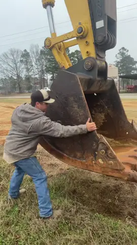 Alright What’s wrong with it,wrong answers only #bluecollar #komatsu #mechanic #trending #fubar 