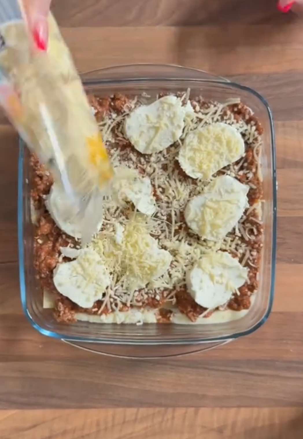 𝐋𝐚𝐬𝐚𝐠𝐧𝐞 𝐦𝐞𝐭 𝐤𝐚𝐚𝐬𝐬𝐚𝐮𝐬 𝐞𝐧 𝐦𝐨𝐳𝐳𝐚𝐫𝐞𝐥𝐥𝐚 Ingrediënten: 600 gram gehakt Blik gepelde tomaten  2 uien 2 tenen knoflook Flesje kookroom light Geraspte kaas  Mozzarella XL Kruiden naar wens #foryou #viral #viraal #foryoupage❤️❤️ #FoodTok 