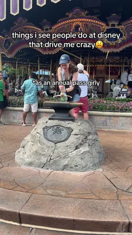 things at disney that drive me crazy bc so many people just don’t have social awareness 😭 edit: it’s not abt affecting me specifically, it’s about all the people around you that you impact by doing these things (especially other kids and people on a once in a lifetime vacation)! #disneytrip #disneyetiquette #wdw #disneyworld #disneyhottakes 