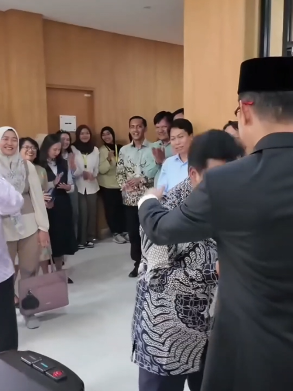 TUMPENGAN DI KANTOR ARYA DARU: Puluhan pegawai Direktorat Perlindungan WNI tumpengan dalam rangka syukuran atas pelantikan Judha Nugraha sebagai Duta Besar Luar Biasa dan Berkuasa Penuh (LBBP) untuk Uni Emirat Arab.  Pada 9 Juli 2025, Judha Nugraha turut mengantar jenazah Arya Daru ke kediaman di Yogyakarta. Judha Nugraha juga memberikan ucapan duka mewakili Kemlu di rumah ADP. #aryadarupangayunan #diplomatarya  #poldametrojaya  #kagama  #diluartv 
