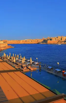 The sunset dyed the ancient castle golden #onthisday #traveltiktok #Malta #valletta #shootingbeautifulcities 