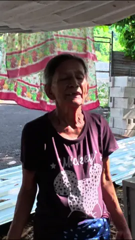Dos huevos por huna casa 🏡 Abuelita Juanita fue sacada a la calle por su familia pero Dios tenía una bendición muy grande para su vida. Día 3 @CasaConejoSV  #viral #fyp #miguelsalguero🇸🇻 #ayuda #calle 