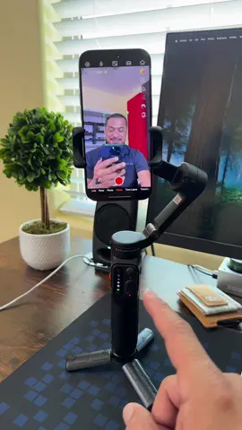 Gimbal con control remoto y seguimiento inteligente por IA. Compatible con foto y video, rotación 360°, fácil de usar y mucho más económico que una cámara profesional. #gimbalinteligente #seguimientoAI #creadoresdecontenido #estabilizadorparacelular #hohem 